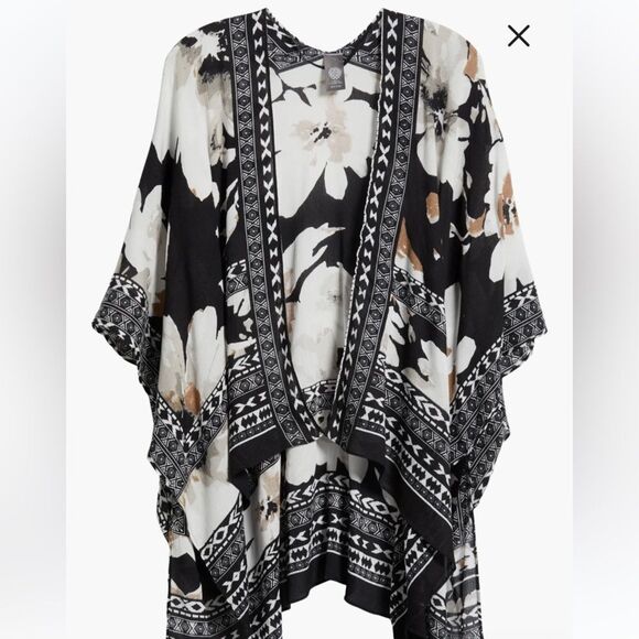 Vince Camuto Washy Blooms Crinkle Ruana - Picture 4 of 4